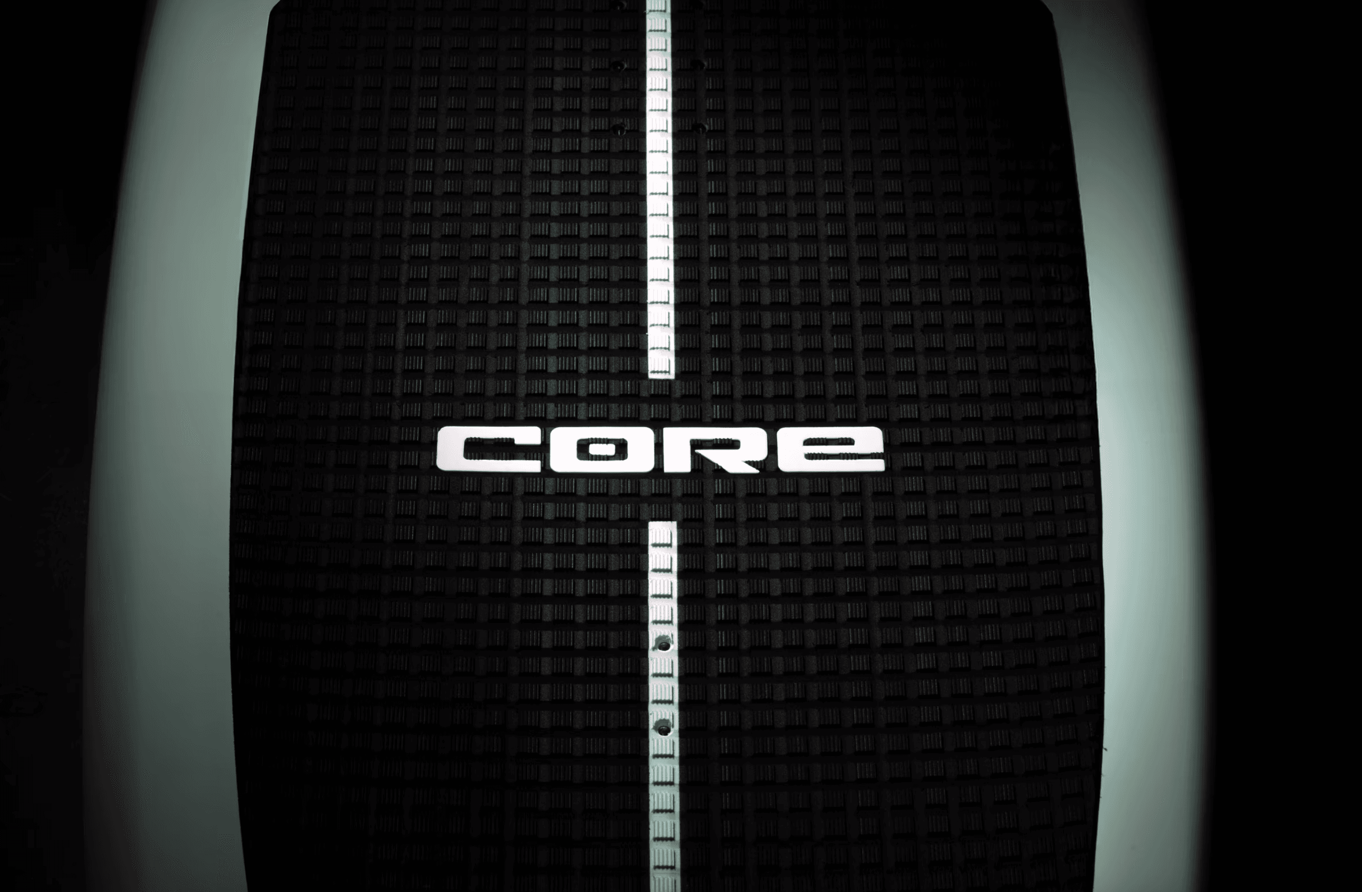 Detail deck padu s logem CORE