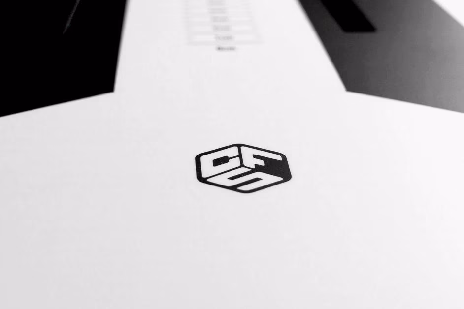 Logo CFS na prkně