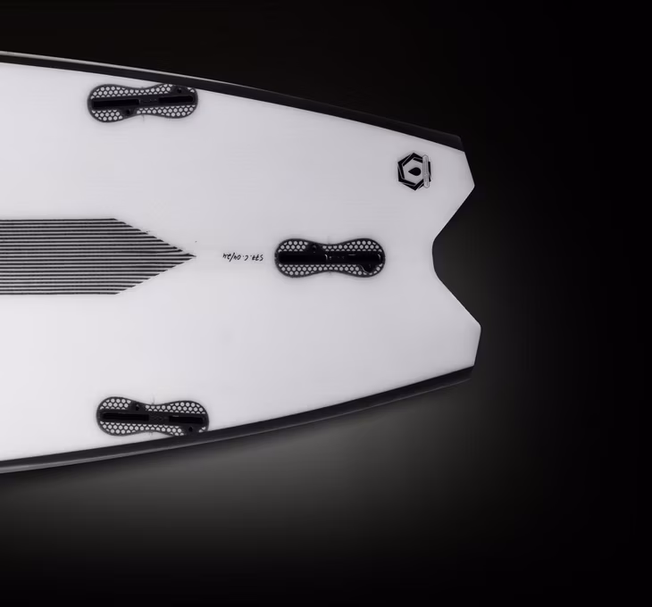 Tail prkna CORE Badger 2 zespodu s thruster setupem
