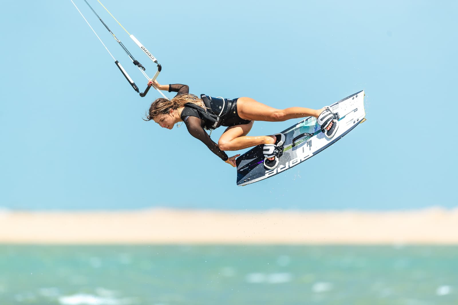 Extrémní Big Air skok s twintipem CORE Choice 7 nad vodou