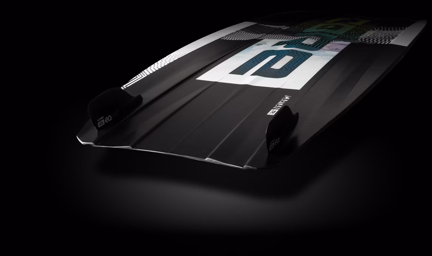 Kanálované dno s Center Bulge u kiteboardu CORE Choice 7 pro maximální grip