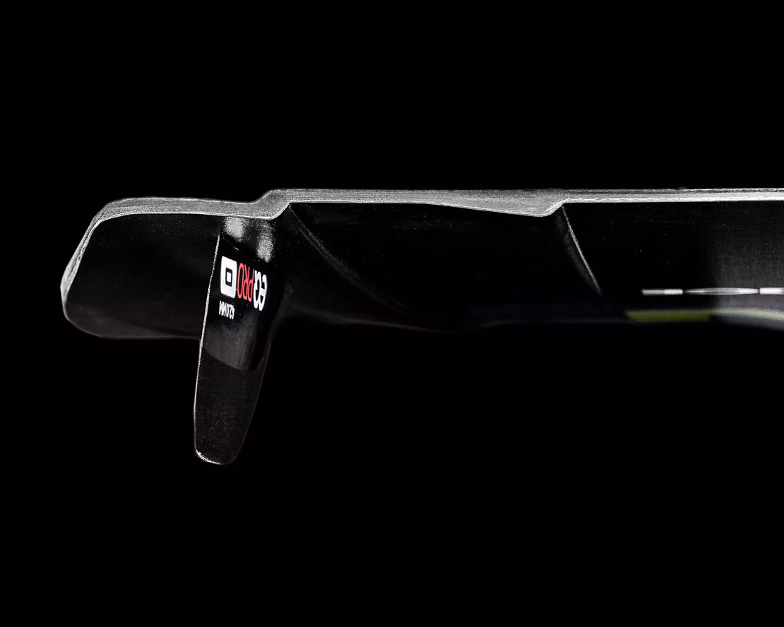 Spodní hrana kiteboardu CORE Choice 7 s rail kanály a vyúhlenými finkami