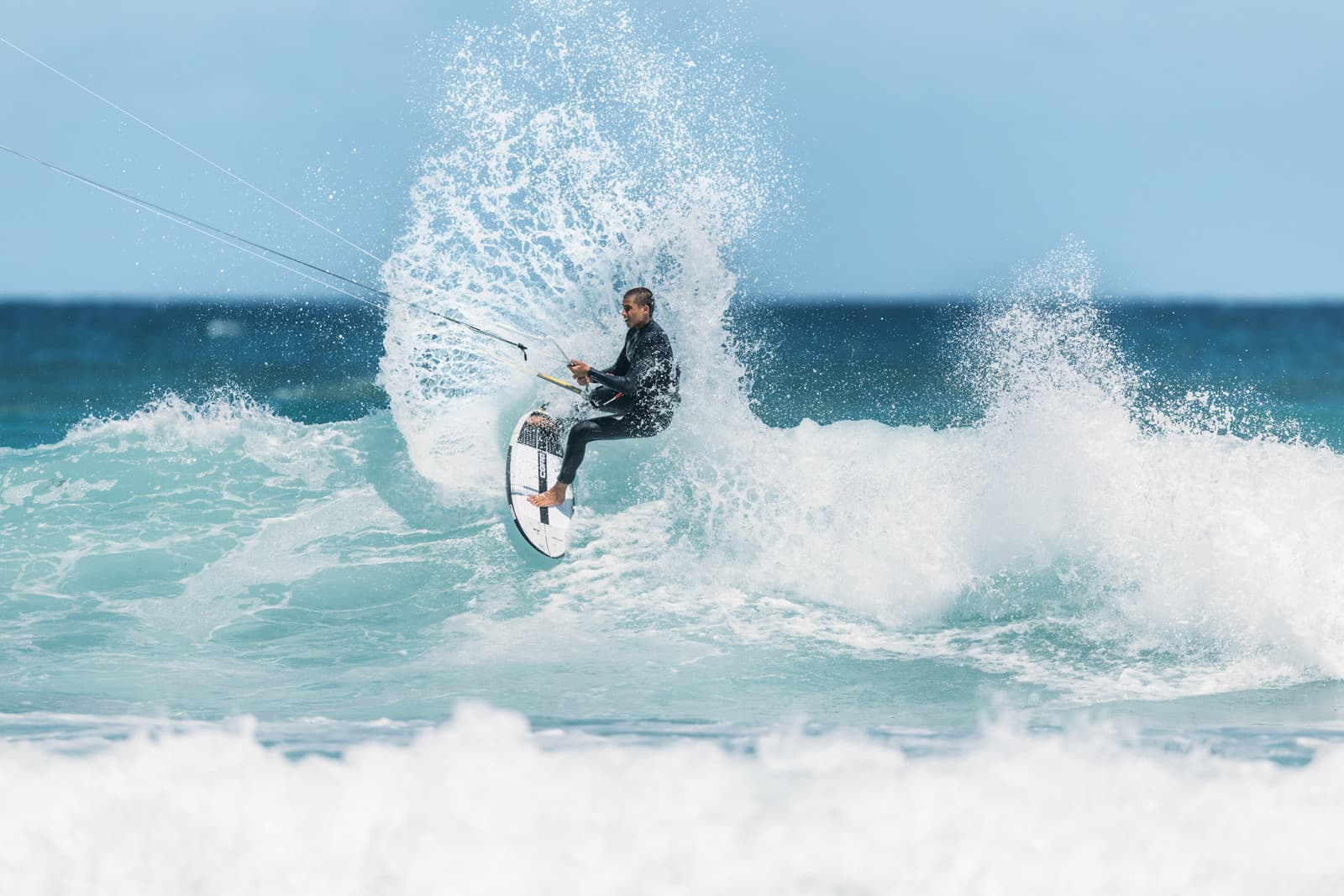 Surfař na vlně s prknem CORE Ripper 6