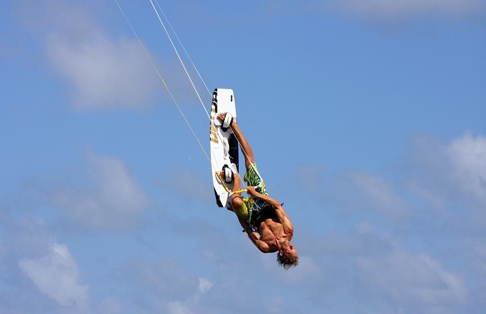 kiteboarding akrobace ve vzduchu