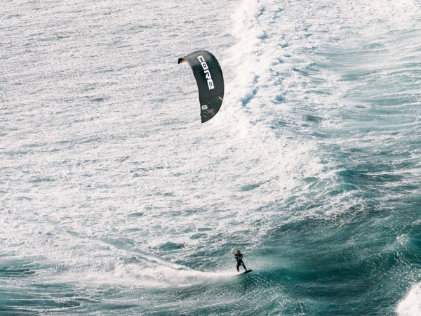 vlna nad kiterem se láme