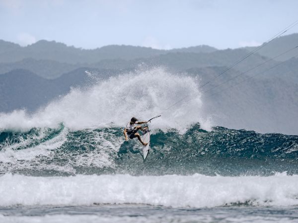 vlna nad kiterem se láme